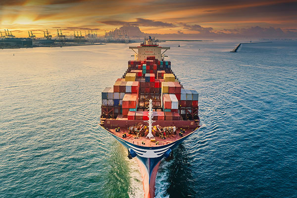 泰国商业港口附近的集装箱船