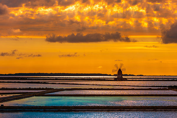 西西里岛的马尔萨拉盐田