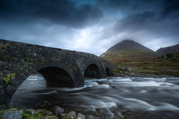 斯利加坎老桥下的魔法之河深不见底