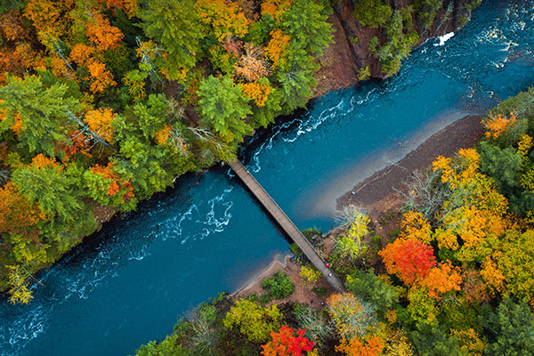 铜瀑布州立公园的巴德河