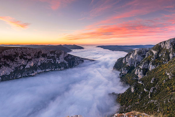 韦尔东峡谷的雾蒙蒙的早晨