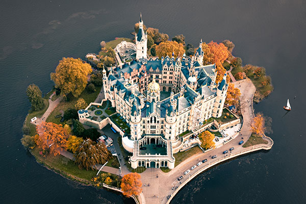 什未林湖上的什未林城堡