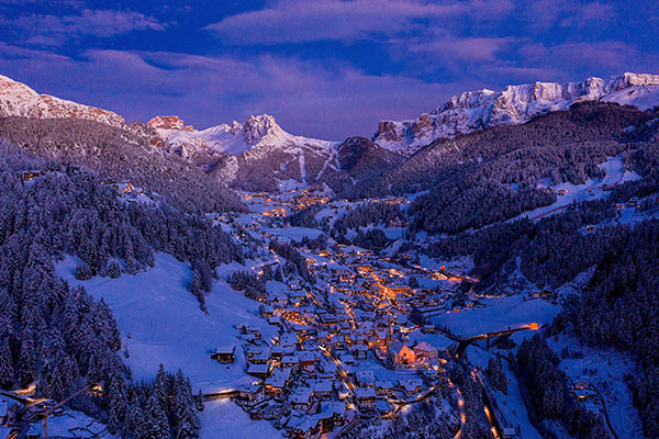 圣诞节期间的瓦尔加迪纳山谷的村庄