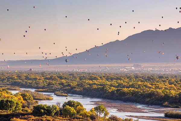 格兰德河上空的热气球