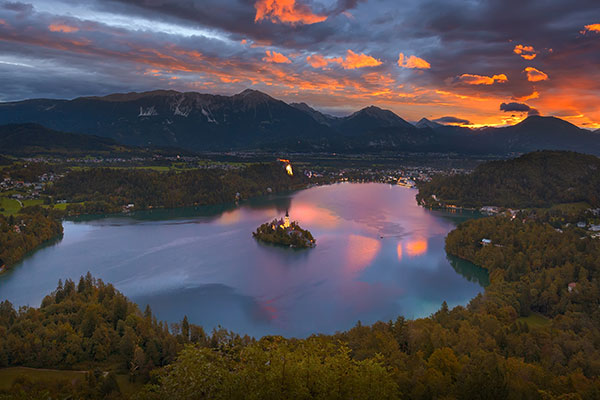 从奥索伊尼察观景点看日出时的布莱德湖