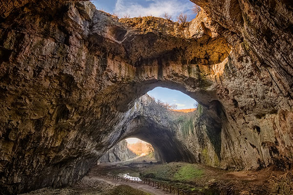 雄伟的天然穹顶德弗塔什卡洞