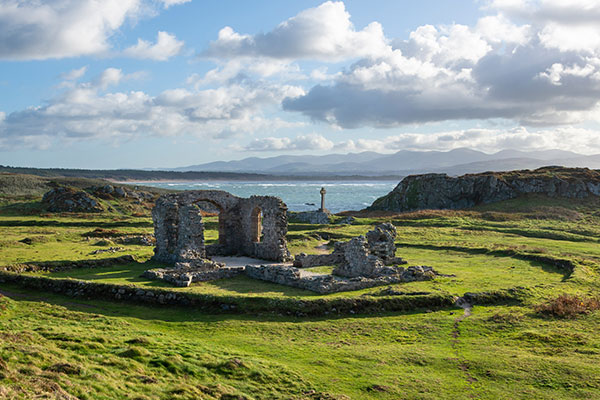 莫纳岛圣德温教堂的废墟