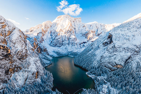 多洛米蒂山的布莱耶斯湖