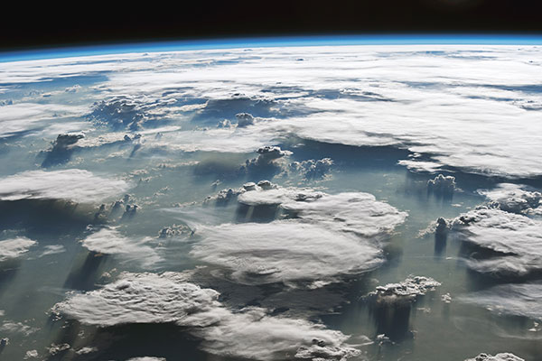 巴西亚马逊上空巨大的砧状云