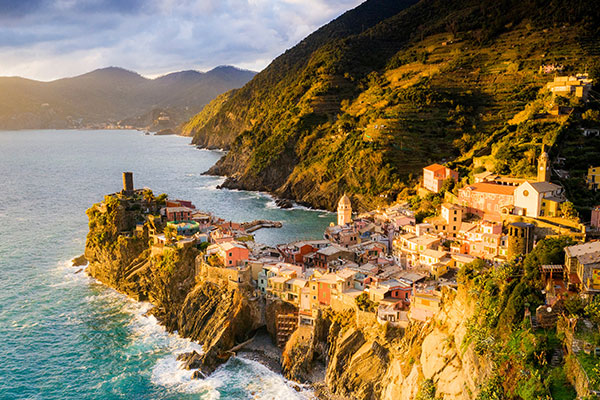 崎岖悬崖上的韦尔纳扎村