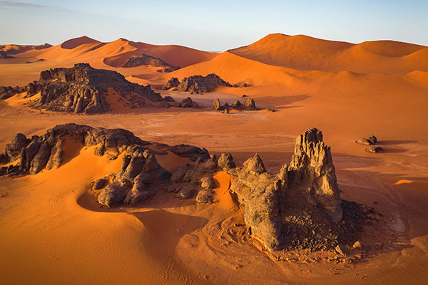 撒哈拉沙漠的岩层和沙丘