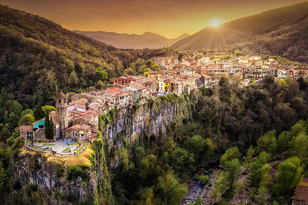 坐落在玄武岩悬崖边上的小镇