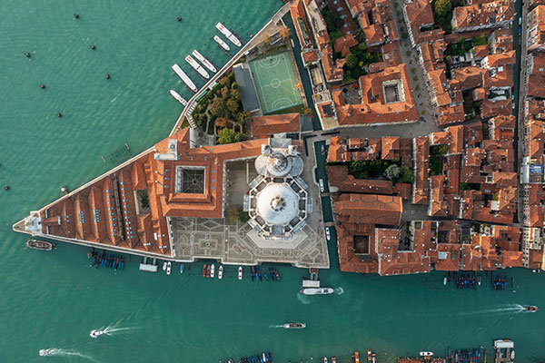 大运河和安康圣母教堂的鸟瞰图