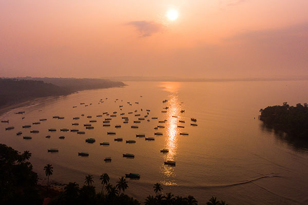 可可海滩上的渔船