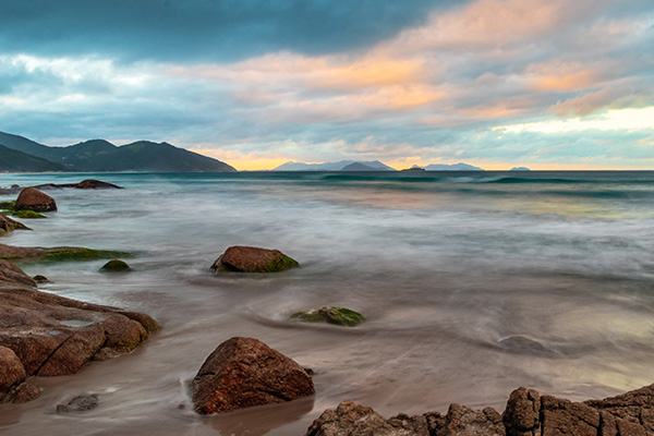潮汐与时间交汇之地的海滩