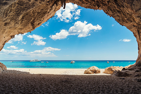 奥罗塞湾的一处隐秘的洞穴