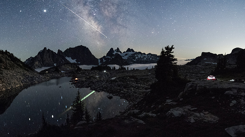高山湖泊荒野区上美丽的星空