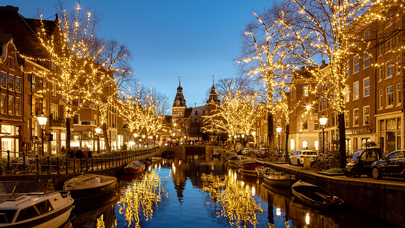 斯皮格尔运河上的灯光装饰