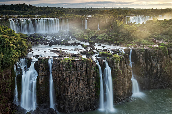 奔流不息的三火枪瀑布