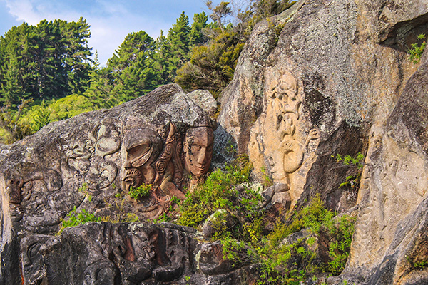 陶波湖上的矿湾毛利石刻