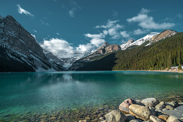 冰冷湖面上的群山倒影