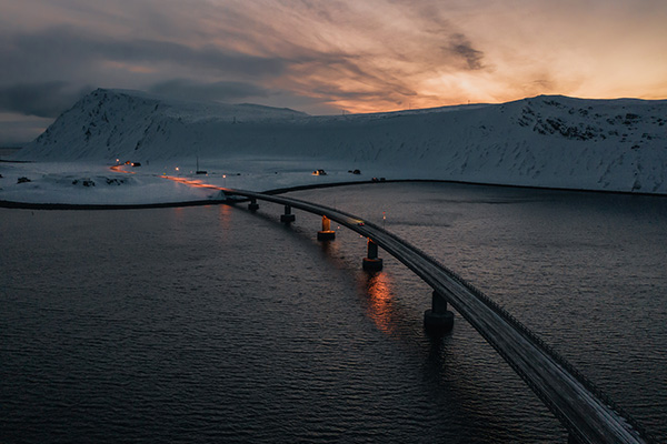 横跨群山之间的大桥