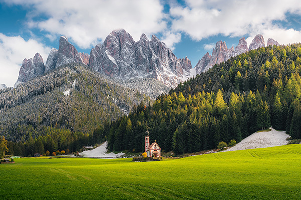 多洛米蒂山下的圣约翰教堂