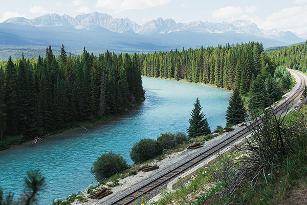 班芙国家公园内翠绿静谧的露易斯湖