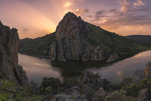 蒙弗拉圭国家公园塔霍河畔的猎鹰岩