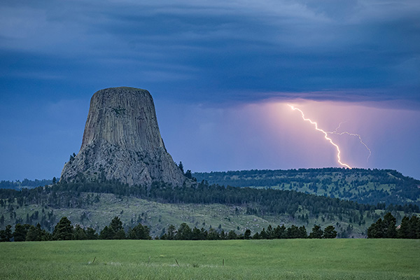 魔鬼塔国家纪念碑如同孤独的巨人