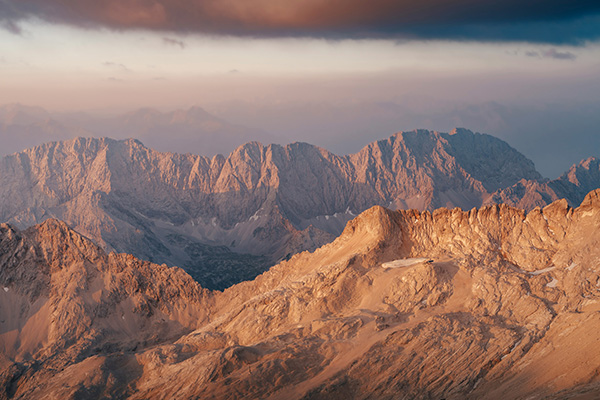 日落时分金色的山峰与壮丽的云彩