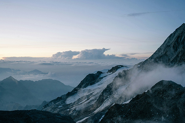 黎明时分云雾缭绕的山峰
