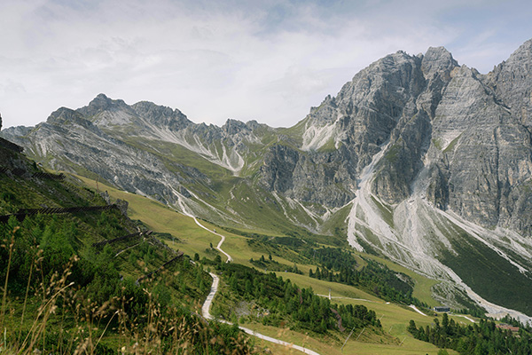 蜿蜒小路穿过绿色的山谷