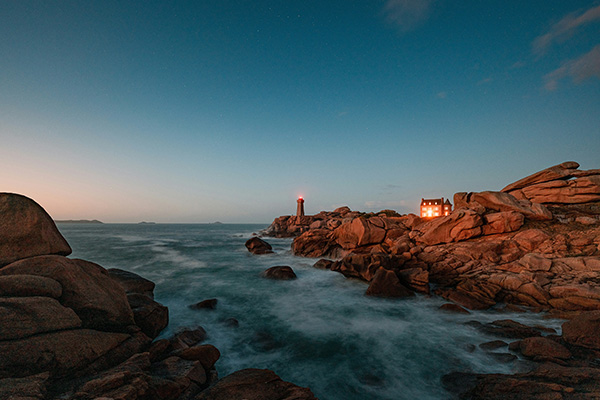 黄昏时分海岸上的灯塔