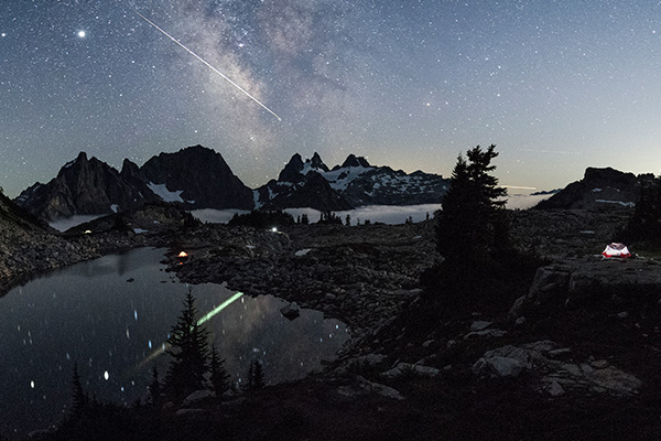 高山湖泊荒野区上美丽的星空