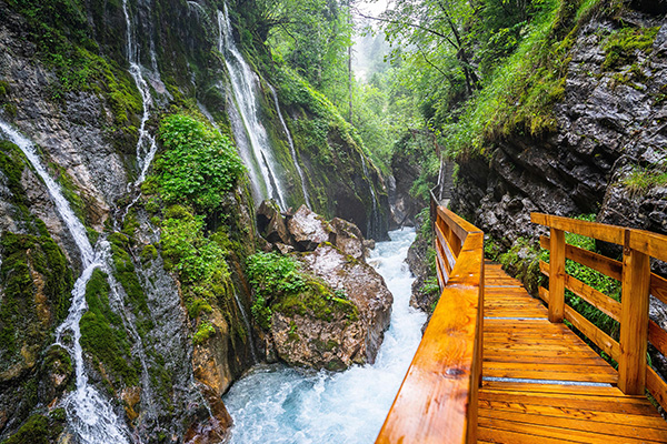 巴伐利亚州温巴赫峡谷瀑布