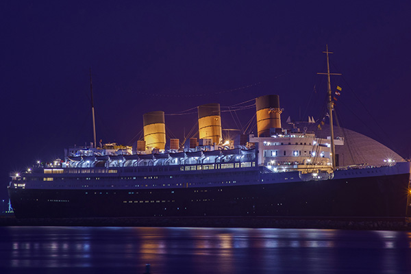 玛丽皇后号邮轮的夜景