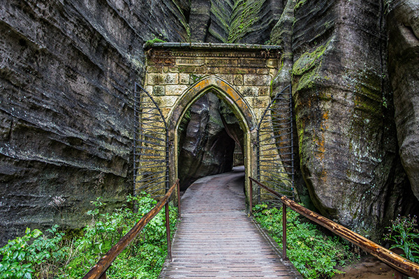通往石之奇境的哥特式拱门