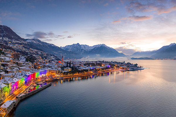 多马索的建筑上的圣诞彩灯