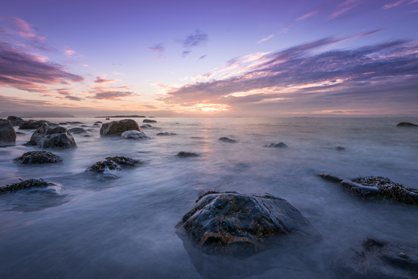 夕阳从地平线升起的美景